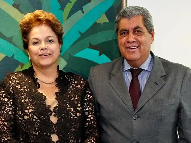 Dilma e André Puccinelli entregam 300 ônibus escolares para MS nesta segunda