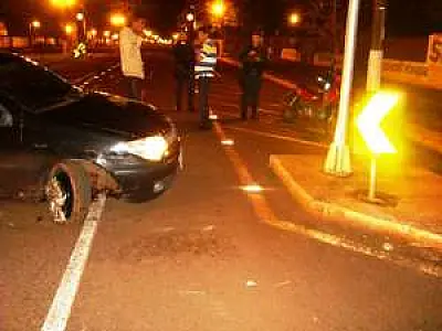 Motorista queima os pés e abandona carro que invade posto de gasolina