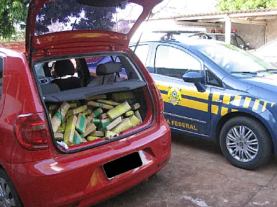 PRF apreende quase 200 kg de maconha em veículo roubado
