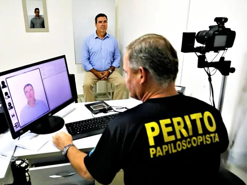 Governador faz novo RG e destaca que documento é gratuito à população