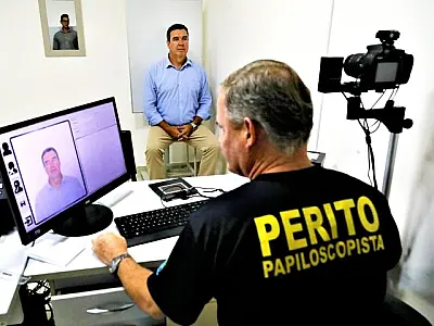 Governador faz novo RG e destaca que documento é gratuito à população