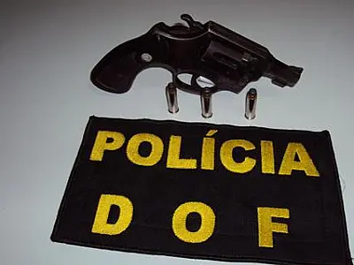 Dois são presos pelo DOF por porte ilegal de arma