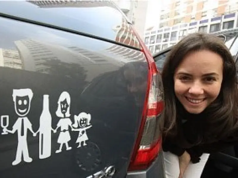 Adesivos ''família infeliz'' ganham bancas e carros