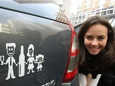 Adesivos ''família infeliz'' ganham bancas e carros
