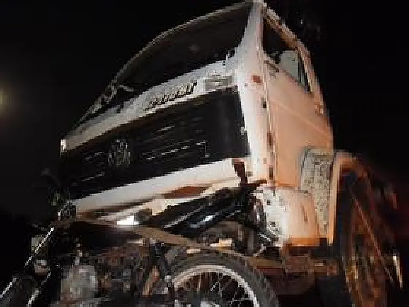 Motorista bêbado transita em zigue-zague e mata passageiro da garupa