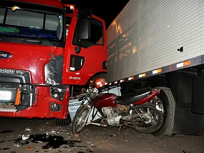 Homem colide moto em caminhão e morre em Nova Andradina
