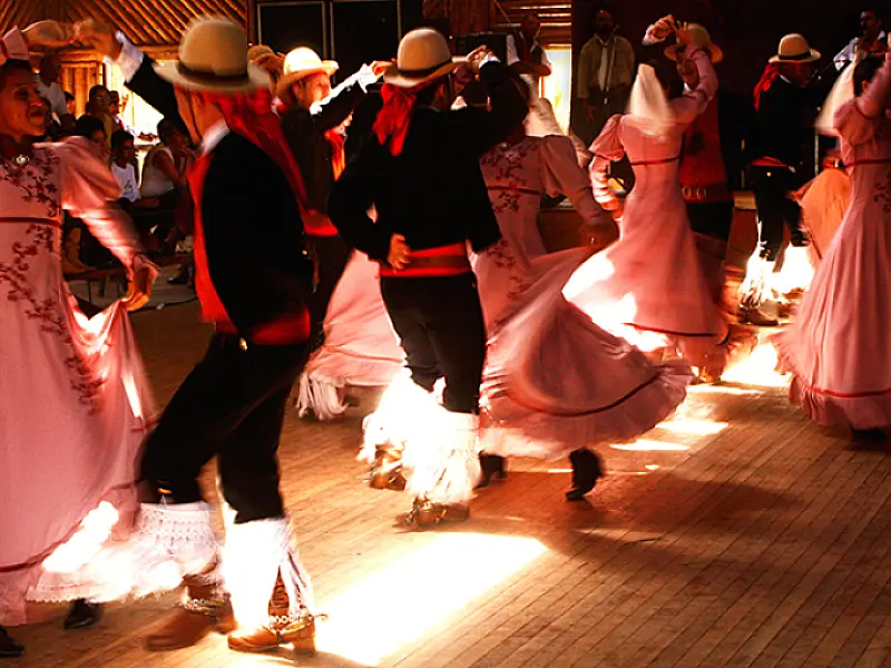 Aulas de dança gaúcha são ministradas no Horto Florestal