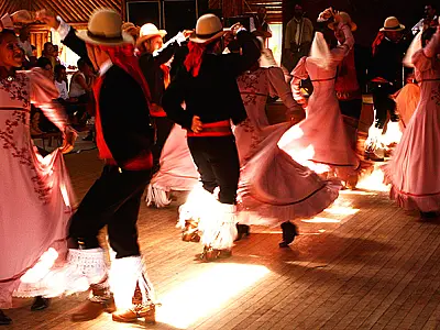 Aulas de dança gaúcha são ministradas no Horto Florestal