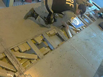 PRF apreende 1 tonelada de maconha em teto falso de caminhão baú