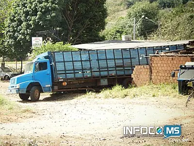 Caminhão perde controle e invade oficina na cidade de Camapuã