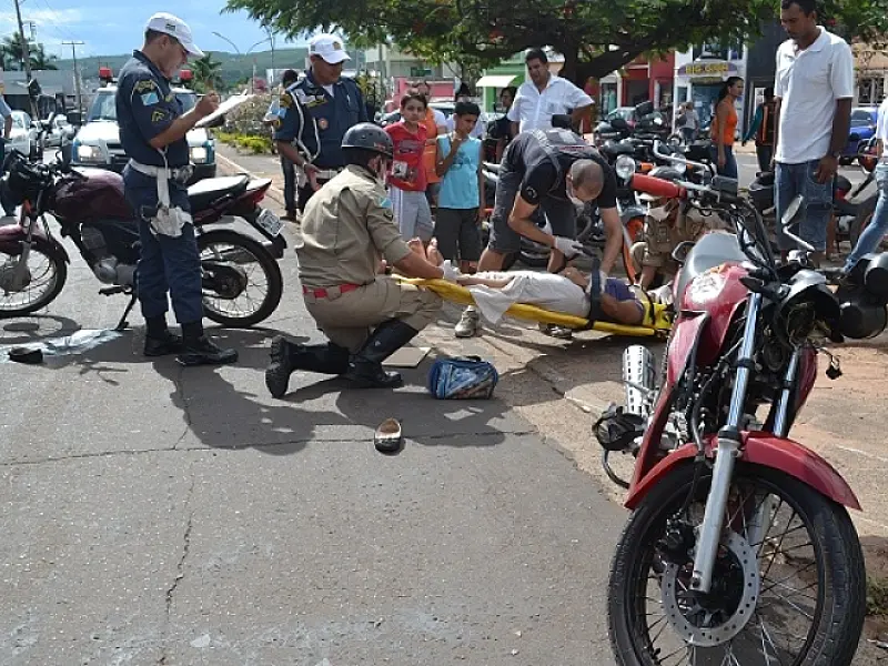 Falta de atenção deixa dois feridos em acidente envolvendo motos