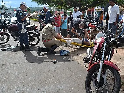 Falta de atenção deixa dois feridos em acidente envolvendo motos