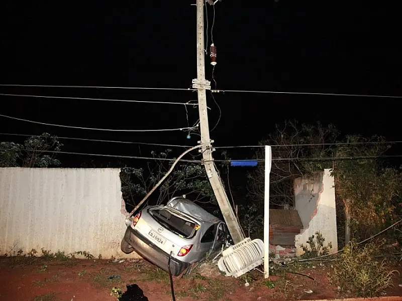Transformador cai em cima de carro após colisão em poste em Coxim