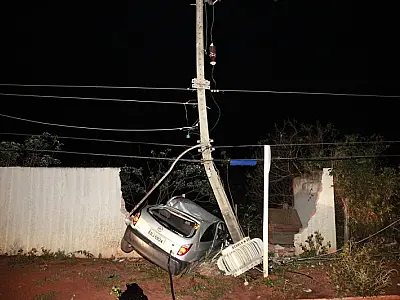 Transformador cai em cima de carro após colisão em poste em Coxim