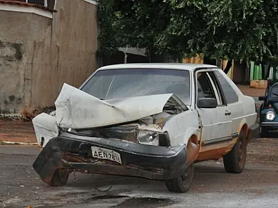 Dupla sem CNH se envolve em acidente e tenta fugir