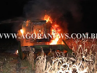 Colheitadeira pega fogo durante colheita de milho