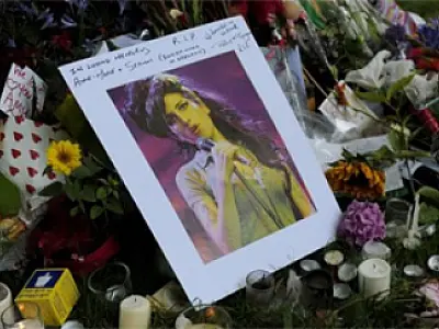 Familiares e amigos se despedem de Amy Winehouse