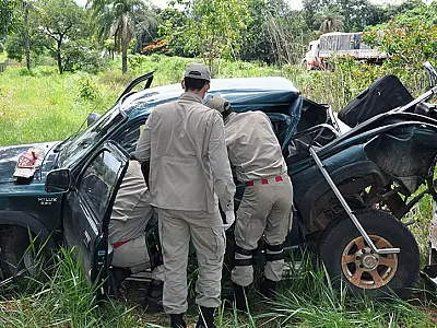 Carreta colide em caminhonete em Costa Rica