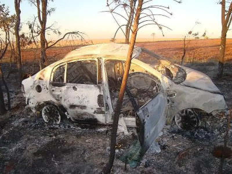 Fogo destrói carro na BR-163, em São Gabriel do Oeste