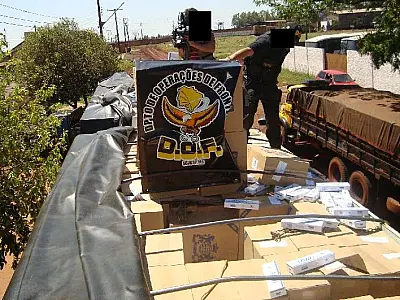 DOF prende carreta com 47.400 pacotes de cigarro e veiculo com 191 Kg de maconha