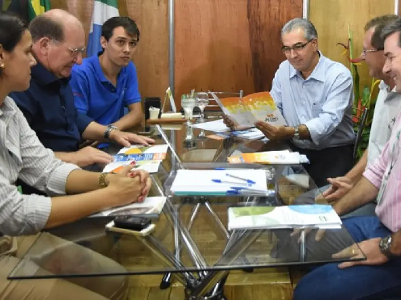 Reinaldo atende e promove aproximação com o setor produtivo em gabinete itinerante na Expogrande