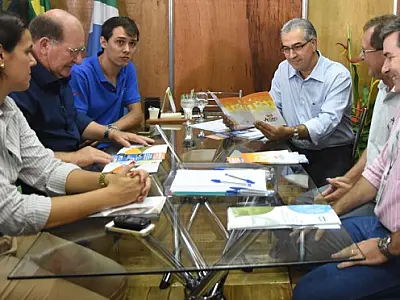 Reinaldo atende e promove aproximação com o setor produtivo em gabinete itinerante na Expogrande