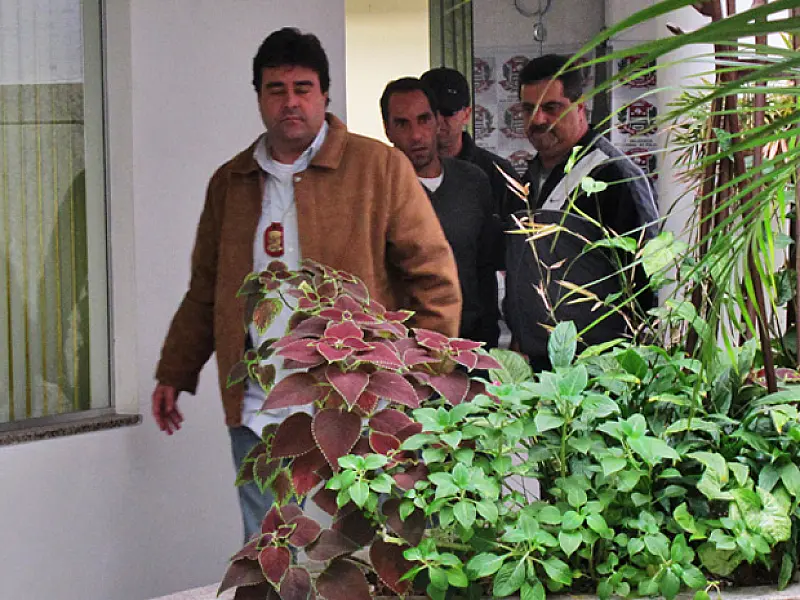 Edmundo é levado para cela em delegacia de SP