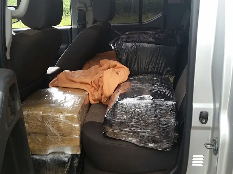 Veículo é apreendido com 640 quilos de maconha