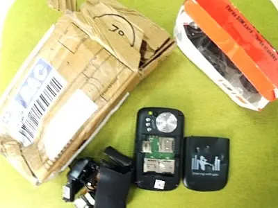 Jornalista compra celular em compra coletiva pela internet e aparelho chega destruído