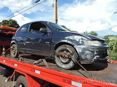 Jovem bêbado é preso após bater carro em árvore