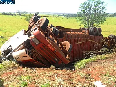 Caminhão Bi-trem tomba na MS-276 na manhã desta quarta-feira