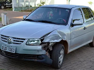 Jovem dirige embriagada, bate carro e é presa em Coxim