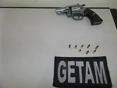 Menores são apreendidos com faca e revólver em Dourados