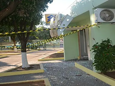 Bandidos explodem caixa do Banco do Brasil de Água Clara