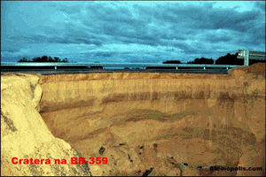 Buraco engole trecho da BR-359, no norte do estado de MS