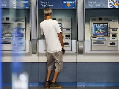 Agências da Caixa abrem mais cedo para saques do FGTS