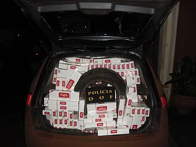 DOF apreende diversos pacotes de cigarro em Ford Fiesta