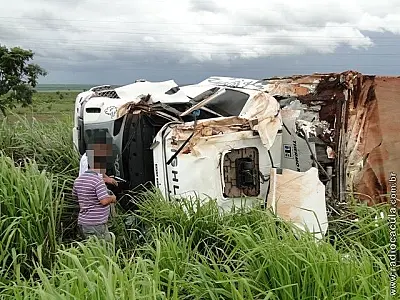 Carreta com mais 30t de carne capota na BR-262 nesta segunda