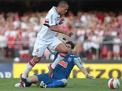 São Paulo vence Santos; Corinthians empata e perde a ponta