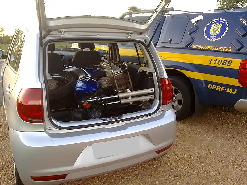 PRF recupera veículo roubado e prende condutor