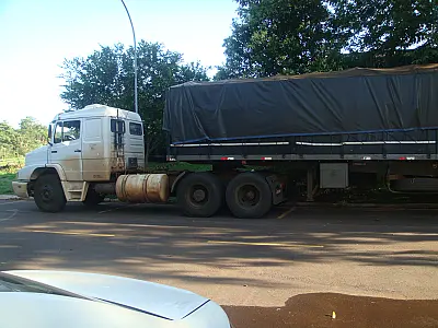 PMA apreende carreta carregada de aroeira na Capital