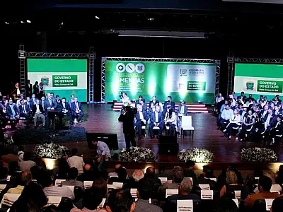 Deputados entregam R$ 36 milhões em emendas a mais de 600 entidades