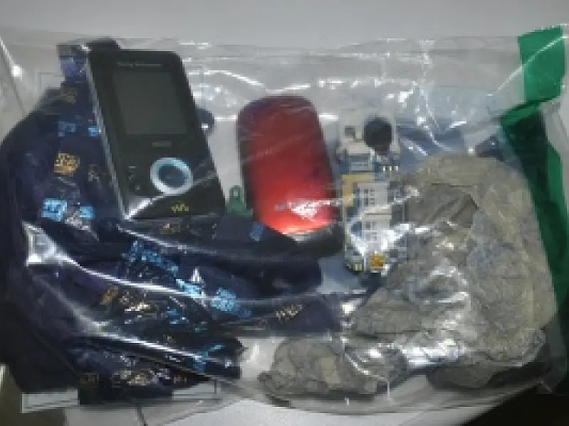 Mulher é presa com celulares na vagina