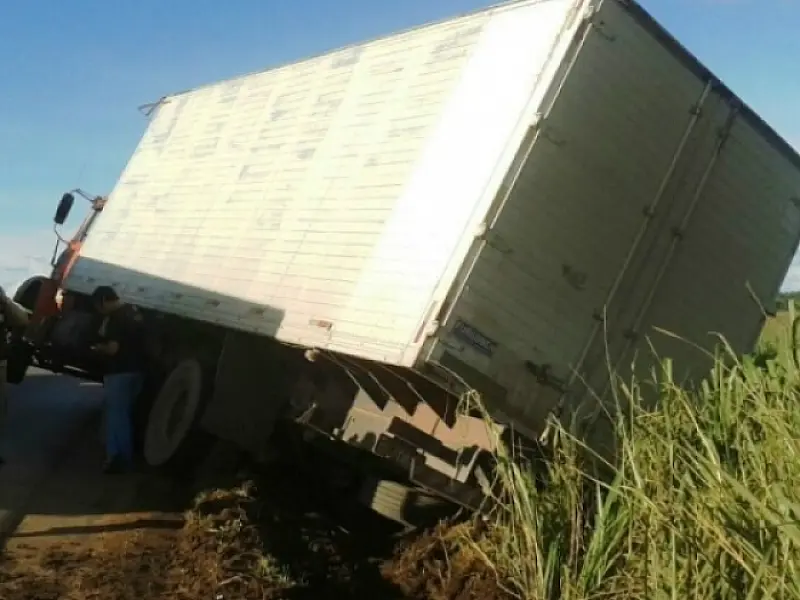 Ao tentar se livrar de buracos, motorista quase perde controle de caminhão na BR-163
