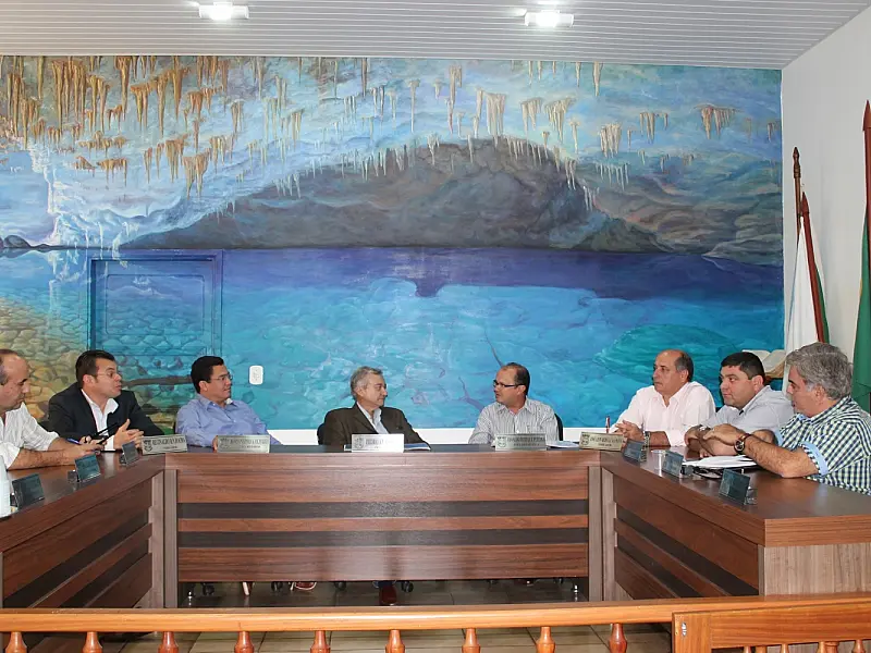 Prefeitos se reúnem em Bonito com presidente da Sanesul