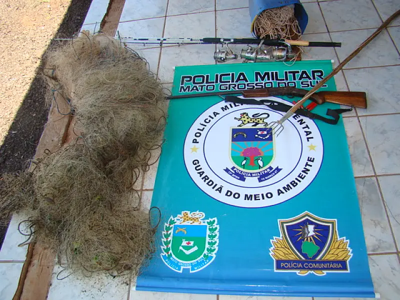 PMA apreende 500 metros de rede e arma em rio