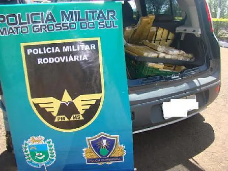 Droga é encontrada em fundo falso de carro