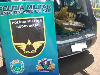 Droga é encontrada em fundo falso de carro