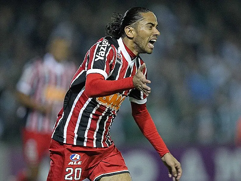 São Paulo abre quatro, mas leva três do Coritiba