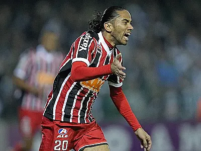 São Paulo abre quatro, mas leva três do Coritiba